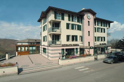 Hotel Kristall Loiano Bagian luar foto