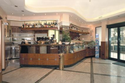 Hotel Kristall Loiano Bagian luar foto